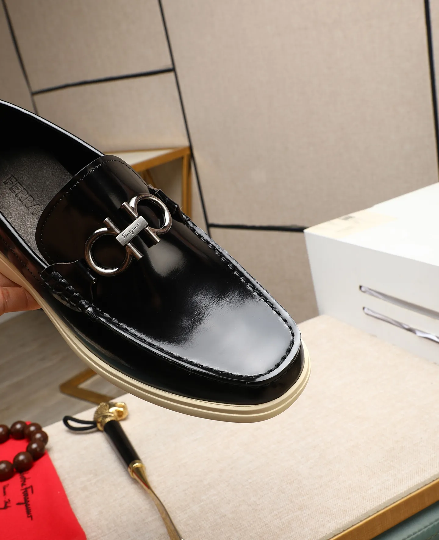 Men's shoes 💰580 📛📛(water-dyed cow lining) Salvatore Ferragamo high-end (Salvatore Ferragamo) is the top international luxury footwear brand. It comes from the fashion kingdom of Italy. It is famous all over the world for its traditional handmade design and novel styles... 🚶🏻🚶🏻New suit shoes are available simultaneously at the counter. This style is purely handmade. The fabric is imported Italian calfskin➕Soft water-dyed cowhide lining. Original authentic outsole🌀🌀Size: 38➖44 (45 46 customized)